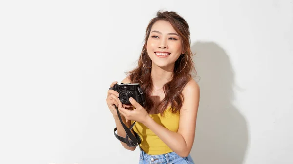 Mulher Bonita Asiática Segurando Câmera Para Tirar Foto Enquanto Está — Fotografia de Stock