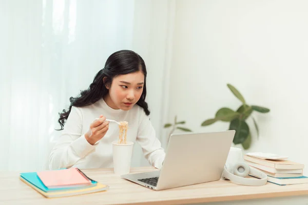Asia Freelance Mujer Negocios Comiendo Fideos Instantáneos Mientras Trabaja Ordenador — Foto de Stock