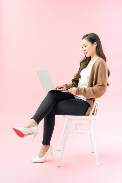 Menina Bonita Inteligente Usando Laptop Computador Isolado Fundo Azul — Fotografia de Stock