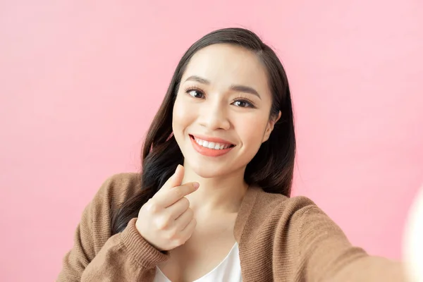 Gelukkig Schattig Vrouw Maken Selfie Roze Achtergrond — Stockfoto