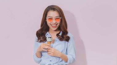 Neşeli kız dondurma yiyor.