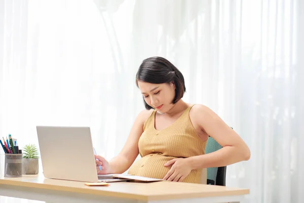 Schwangere Freiberuflerin Berührt Bauch Nahe Laptop — Stockfoto