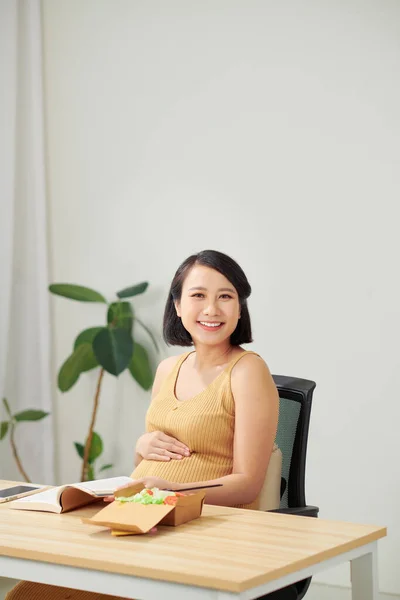 Pregnant Woman Eating Salad While Working Digital Tablet — Stock Photo, Image