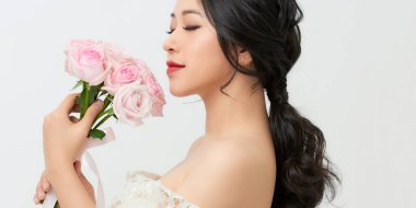 Bir buket gülü olan çok güzel, şehvetli bir kız.