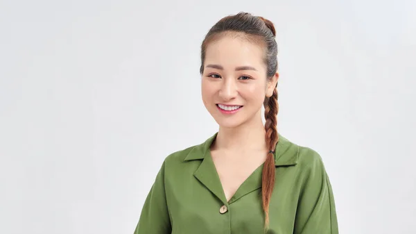 Retrato Menina Bonita Jovem Sorrindo Olhando Para Câmera Sobre Fundo — Fotografia de Stock