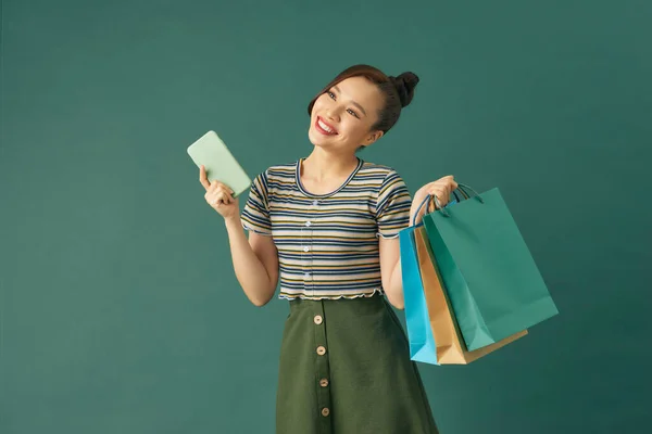 Hermosa Atractiva Mujer Asiática Sosteniendo Bolsas Compras Llamando Con Teléfono —  Fotos de Stock