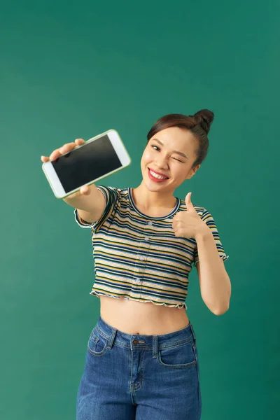 Задоволені Щасливі Азіатські Дівчата Показують Великі Пальці Екрані Мобільного Телефону — стокове фото