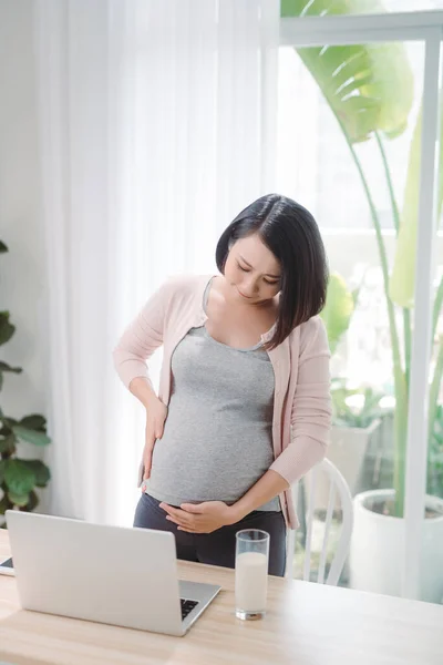 Actieve Zwangere Vrouw Levensstijl Activiteit Thuis Concept — Stockfoto