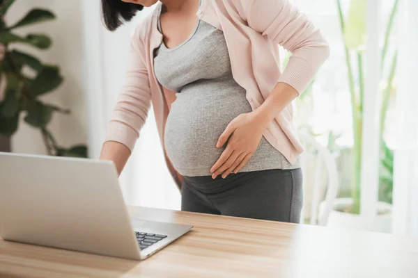 Professionele Zwangere Vrouw Werkt Het Kantoor — Stockfoto