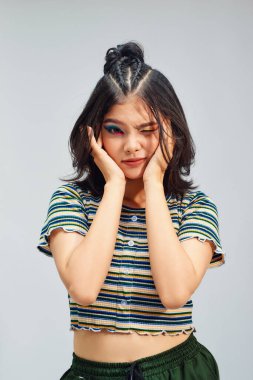 Sevimli, genç bir kadın. Hassas özellikleri var. Mutlu bir ifadeyle gözlerini kırpıyor..