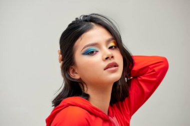 Parlak makyajlı genç ve güzel bir modelin yakın plan çekimi.