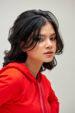 Güzel, genç bir model. Makyajlı, mükemmel bir ten.