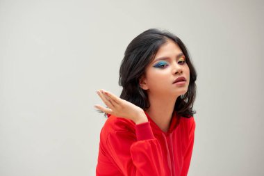 Renkli makyajlı genç bir bayan model. Genç kızın yakın plan fotoğrafı..