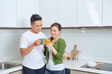 Mutlu çift çay ve portakal içerken birbirlerine bakıyorlar.