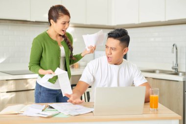 Kadın ve erkek evde para konusunda tartışıyor. İlişkide sorunlar