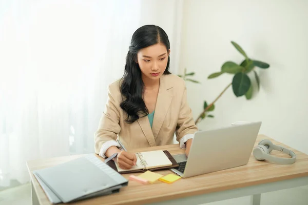 Asiatische Geschäftsfrau Mutter Arbeitet Hause Mit Notebook Computer Konzept Für — Stockfoto