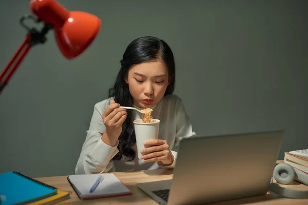 Ασία Freelance Έξυπνες Γυναίκες Των Επιχειρήσεων Τρώει Στιγμιαία Noodles Ενώ — Φωτογραφία Αρχείου