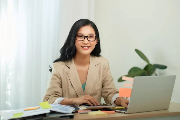 Aziatische Zakenvrouw Moeder Werken Thuis Met Notebook Computer Concept Voor — Stockfoto