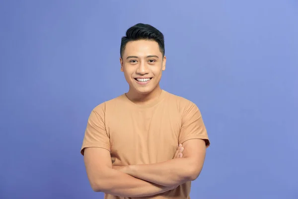 Usmívající Pohledný Asijský Muž Ležérní Hnědé Tričko Rukou Zkříženou Izolované — Stock fotografie