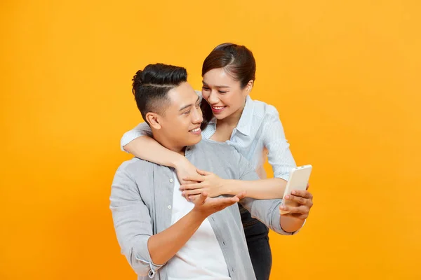 Casal Engraçado Casamento Compartilhando Telefone Inteligente Para Assistir Conteúdo Mídia — Fotografia de Stock