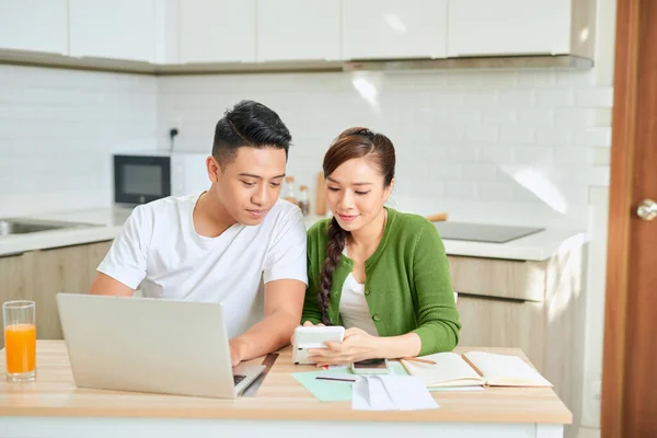 Junges Paar Berechnet Steuern Hause — Stockfoto