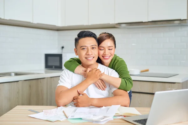 Paar Uitwerken Financiën Thuis — Stockfoto