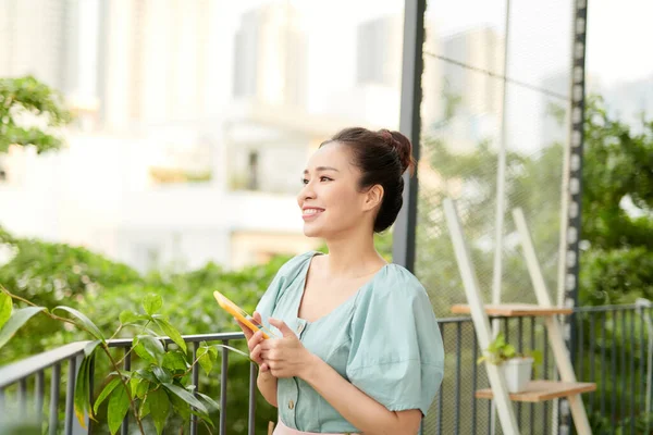 Giovane Donna Asiatica Godendo Natura Utilizzando Telefono Sul Balcone — Foto Stock