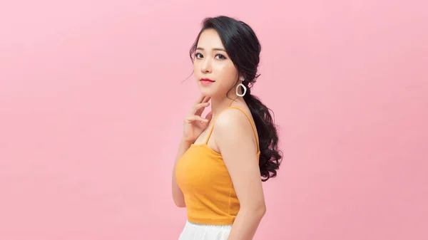 Wanita Asia Muda Berbaju Pink Senang Tersenyum Dan Ceria — Stok Foto