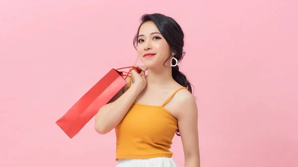 Retrato Una Joven Sonriente Sosteniendo Bolsas Compra Mirando Hacia Otro —  Fotos de Stock