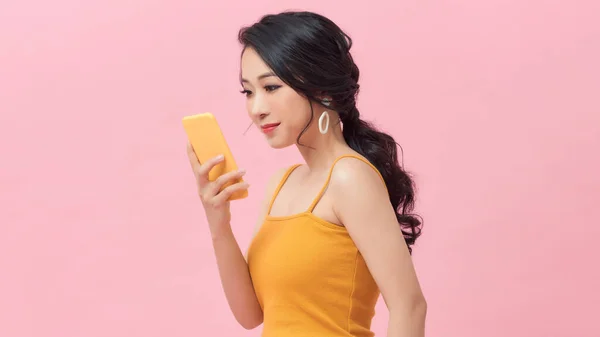 Asijská Žena Použití Mobilního Telefonu — Stock fotografie
