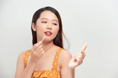 Yeni dudak parlatıcısını test eden sevimli, neşeli kızın ürünleri için boş bir yer. 