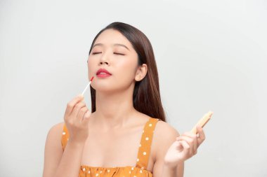 Dudak parlatıcısı süren tatlı bir kız.