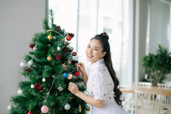 Uma Jovem Mulher Feliz Está Feliz Com Uma Árvore Natal — Fotografia de Stock