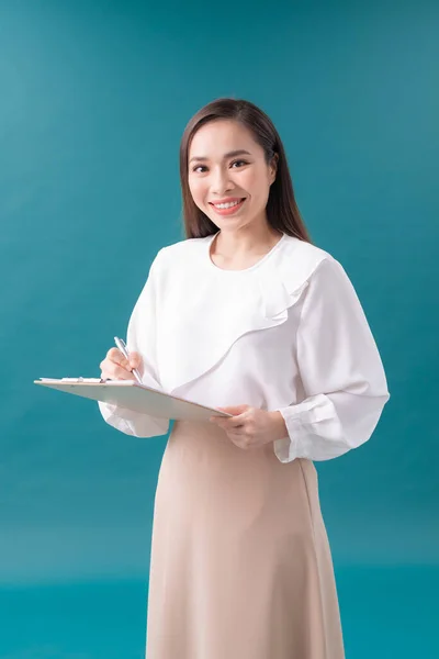 Retrato Mujer Negocios Sonriente Con Bolígrafo Carpeta Papel Joven Trabajadora — Foto de Stock