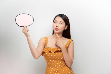 Retro Girl Konuşma Baloncuğu Duyuru Yapıyor. Boş diyalog kutusu tutan kadın