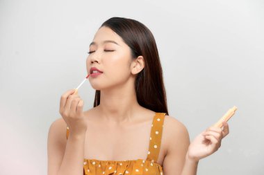 Yeni dudak parlatıcısını test eden sevimli, neşeli bir kızın ürünleri için boş bir yer. 