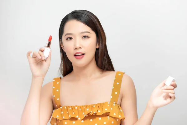 Joven Hermosa Pelo Corto Chica Asiática Sosteniendo Lápiz Labial Para —  Fotos de Stock