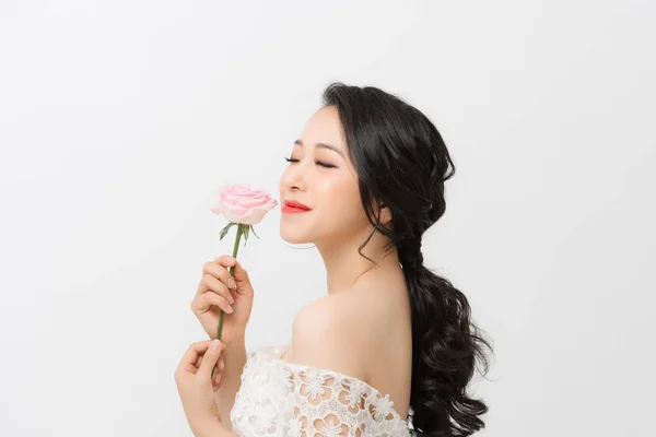 Atraktivní Elegantní Asijské Žena Drží Květinu Sobě Bílé Šaty Přes — Stock fotografie