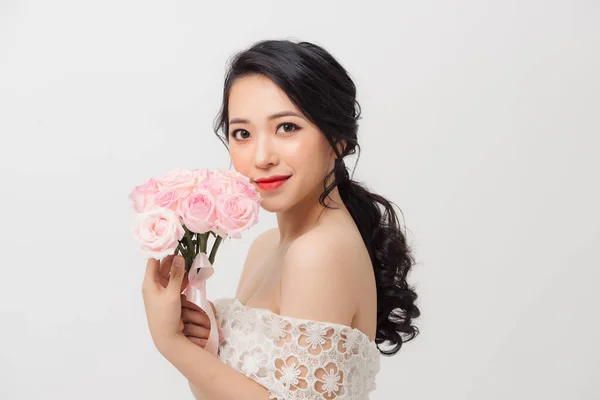 Retrato Mulher Elegante Com Buquê Flores Sobre Fundo Branco — Fotografia de Stock