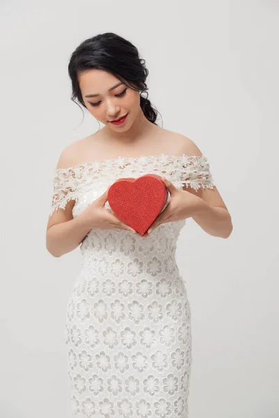 배경으로 떨어진 사랑의 상자를 아름다운 아시아 — 스톡 사진