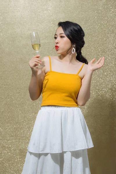 Jeune Femme Heureuse Regardant Loin Souriant Avec Champagne Isolé Sur — Photo