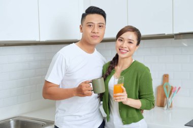 Sevgilisiyle kahvaltı eden sevimli bir kız. Gülen adam karısıyla kahve içiyor..