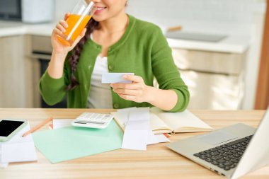 Çekici beyaz kadın evde finans işleriyle uğraşıyor. 