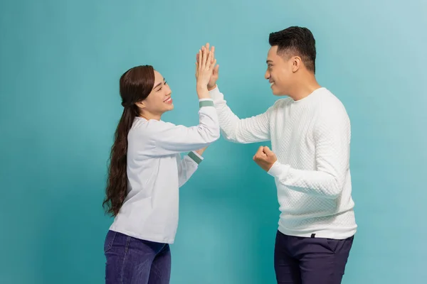 Portret Van Een Vrolijk Jong Paar Geven High Five Blauwe — Stockfoto