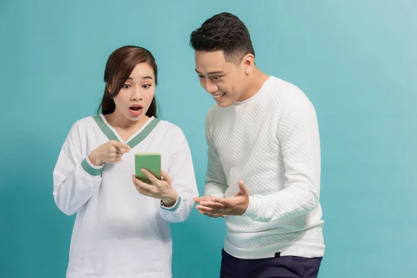 Aziatisch Jong Paar Staan Kijken Naar Het Scherm Van Een — Stockfoto