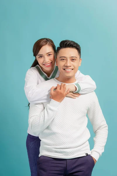 Feliz Pareja Sonriente Enamorada Sobre Fondo Azul —  Fotos de Stock