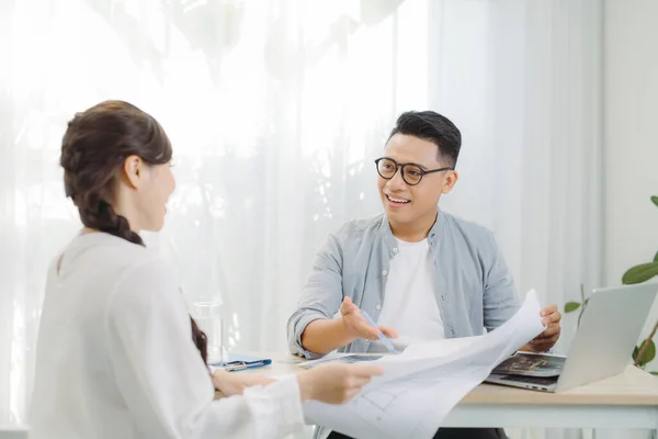 Immobilienmakler Zeigt Jungen Asiaten Ein Bauprojekt Auf Einem Digitalen Tablet — Stockfoto