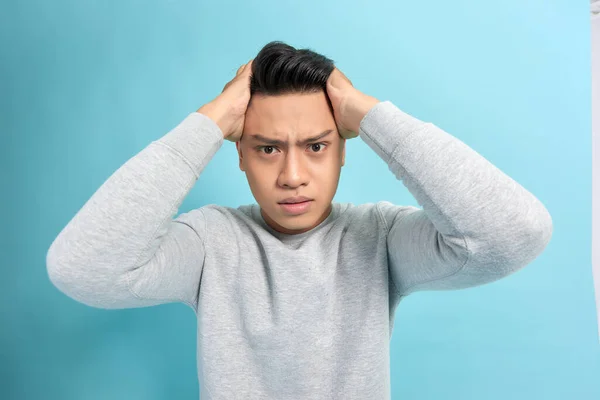 Homem Gritando Boca Aberta Segure Cabeça Mão Isolado Fundo Azul — Fotografia de Stock