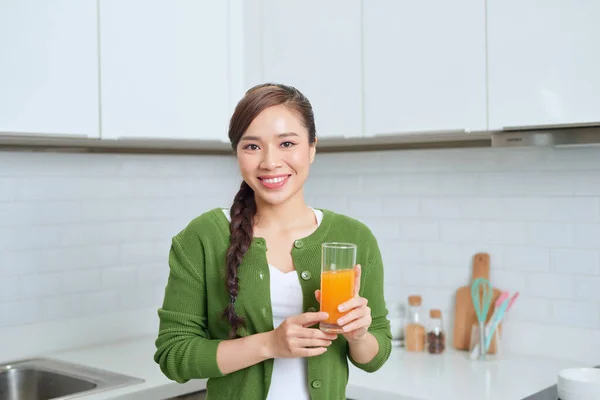 Preciosa Mujer Bebiendo Vaso Jugo Naranja Pie Cocina Mirando Cámara — Foto de Stock