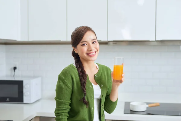 Joven Saludable Asiático Mujer Bebiendo Jugo Naranja — Foto de Stock